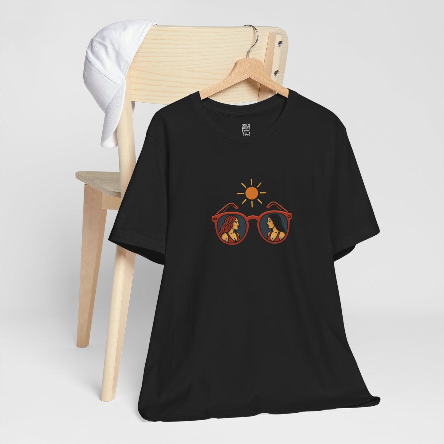 Sunglasses with lady reflections T-shirt